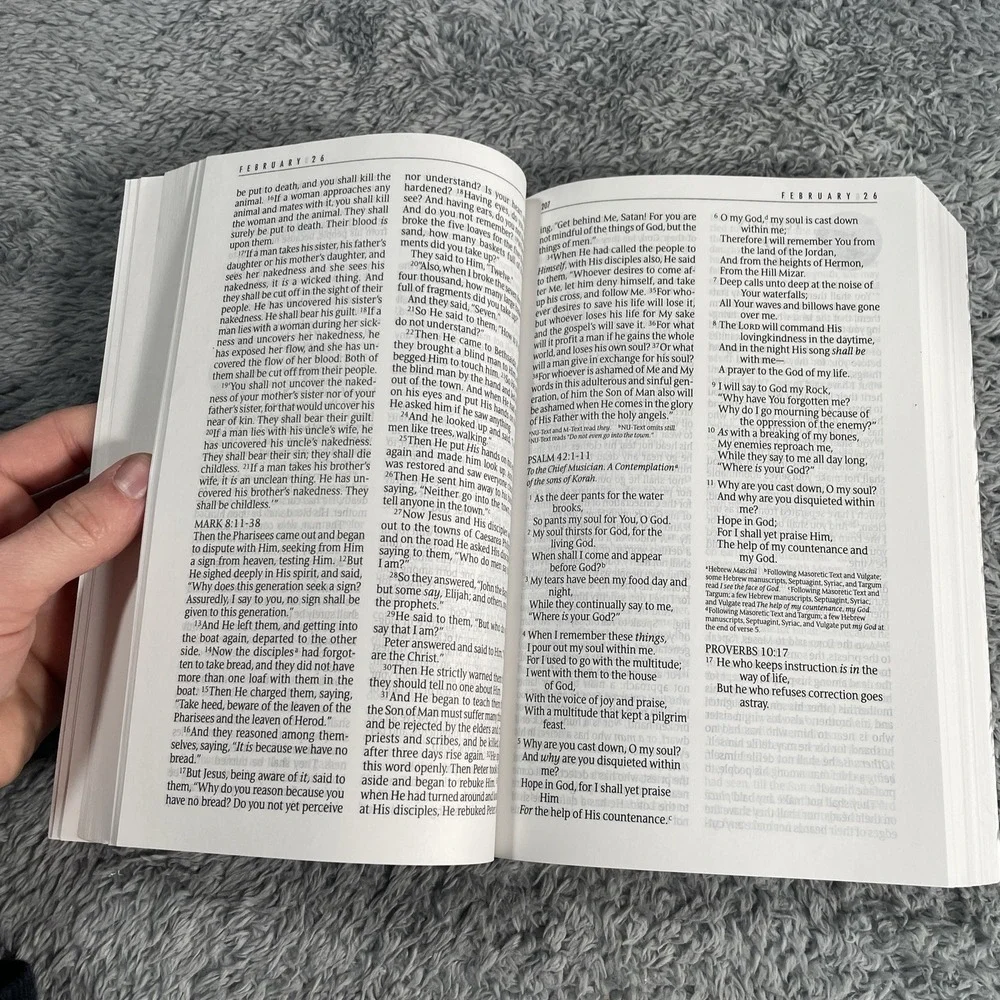 The One Year Bible NKJV (Softcover) the Entire Bible in 365 Readings Daily
